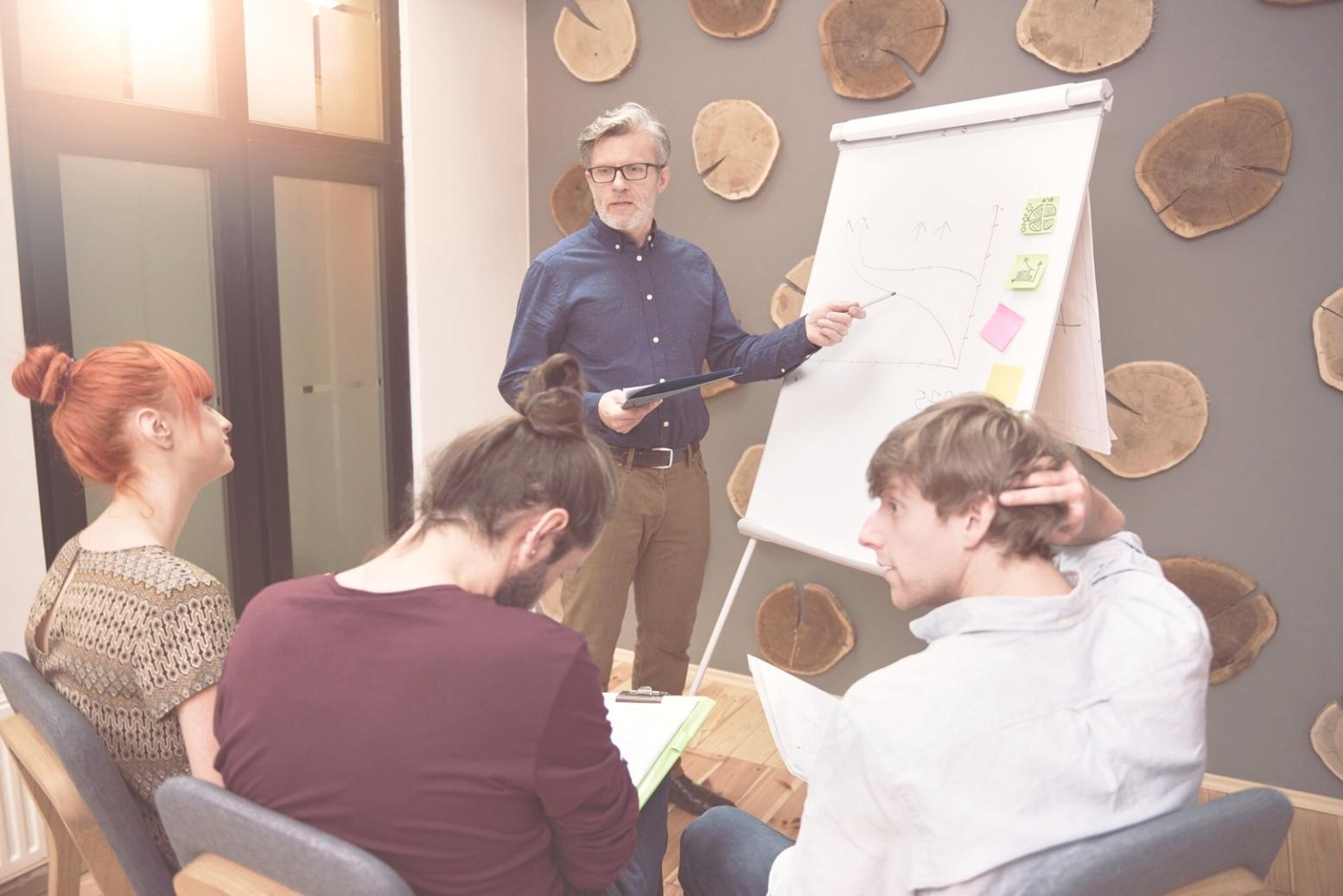 Análisis financiero y planificación presupuestaria con documentos y calculadora