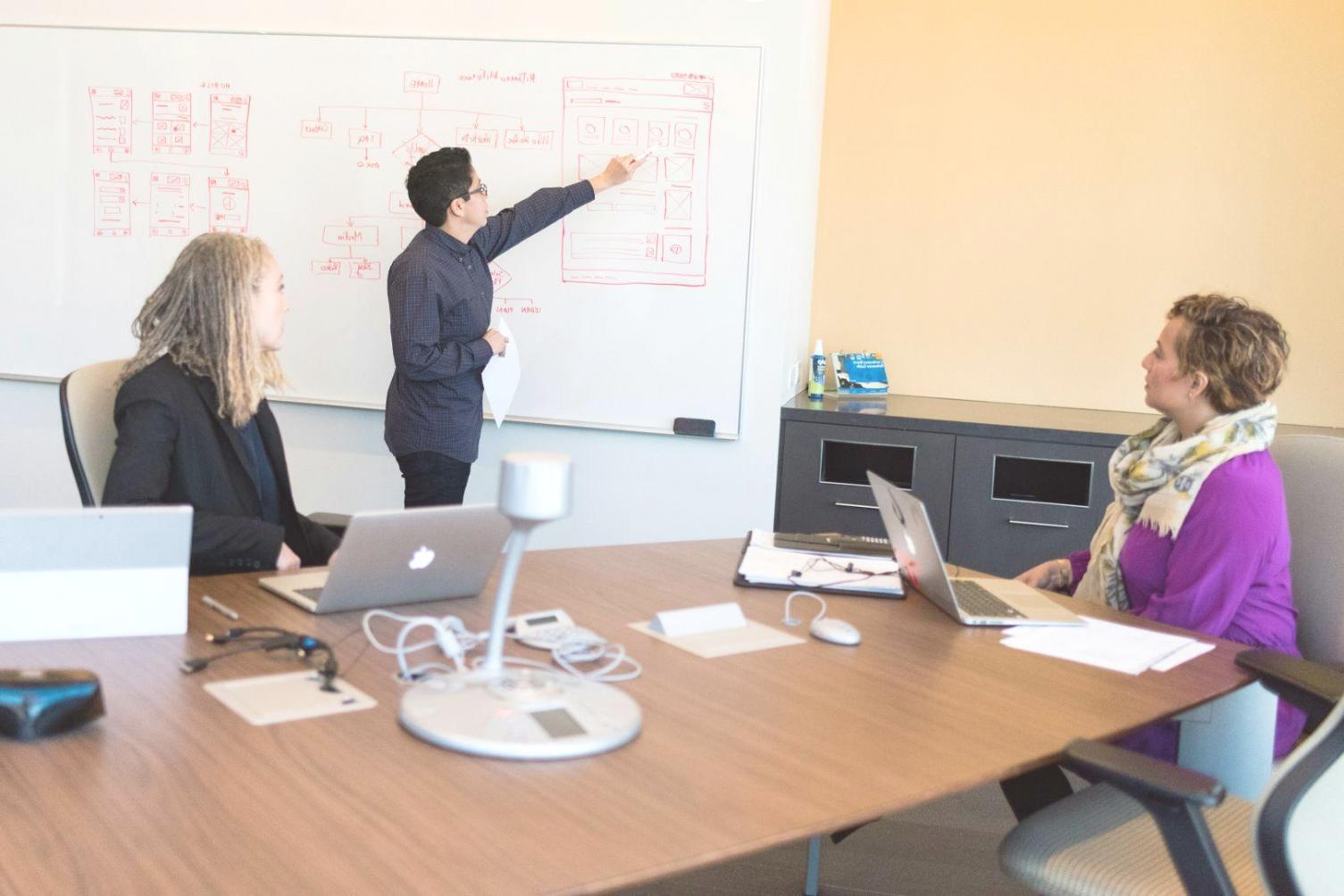 Sesión práctica de planificación financiera con herramientas y documentos