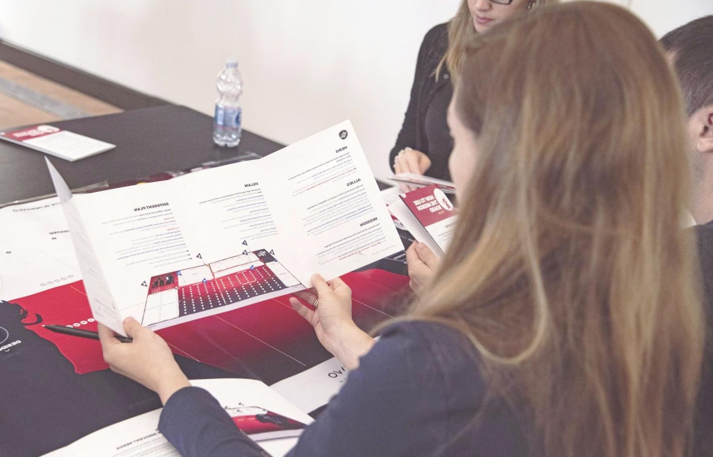 Mesa de trabajo con calculadora, gráficos financieros y documentos de planificación