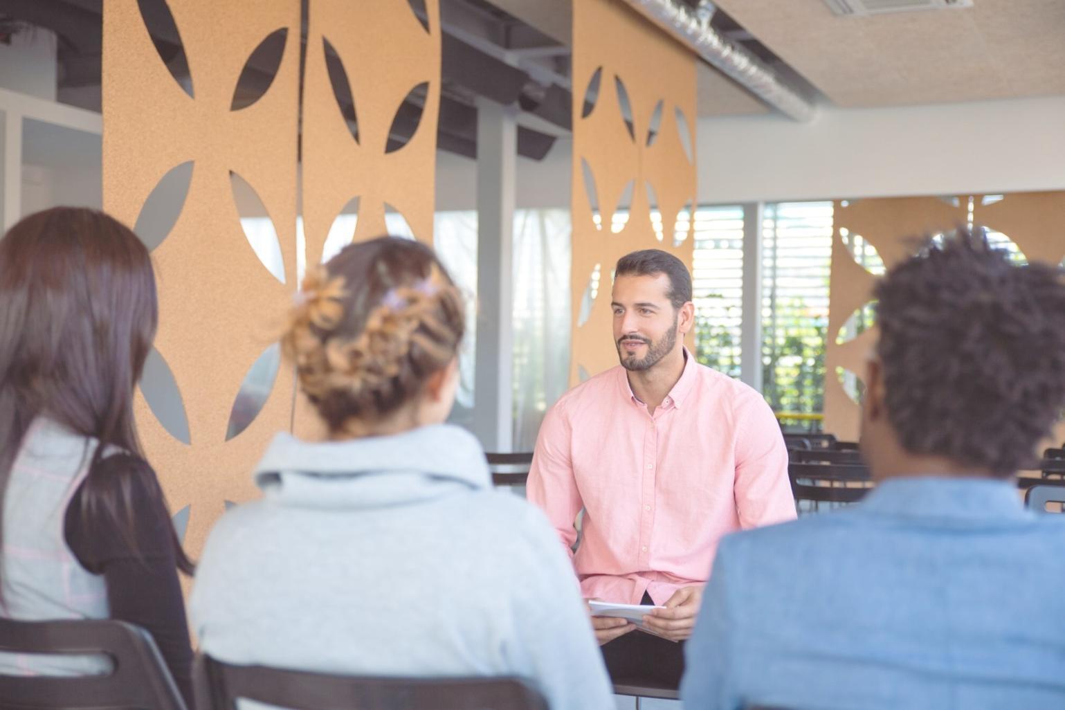 Gráficos financieros y análisis de tendencias en documentos de planificación