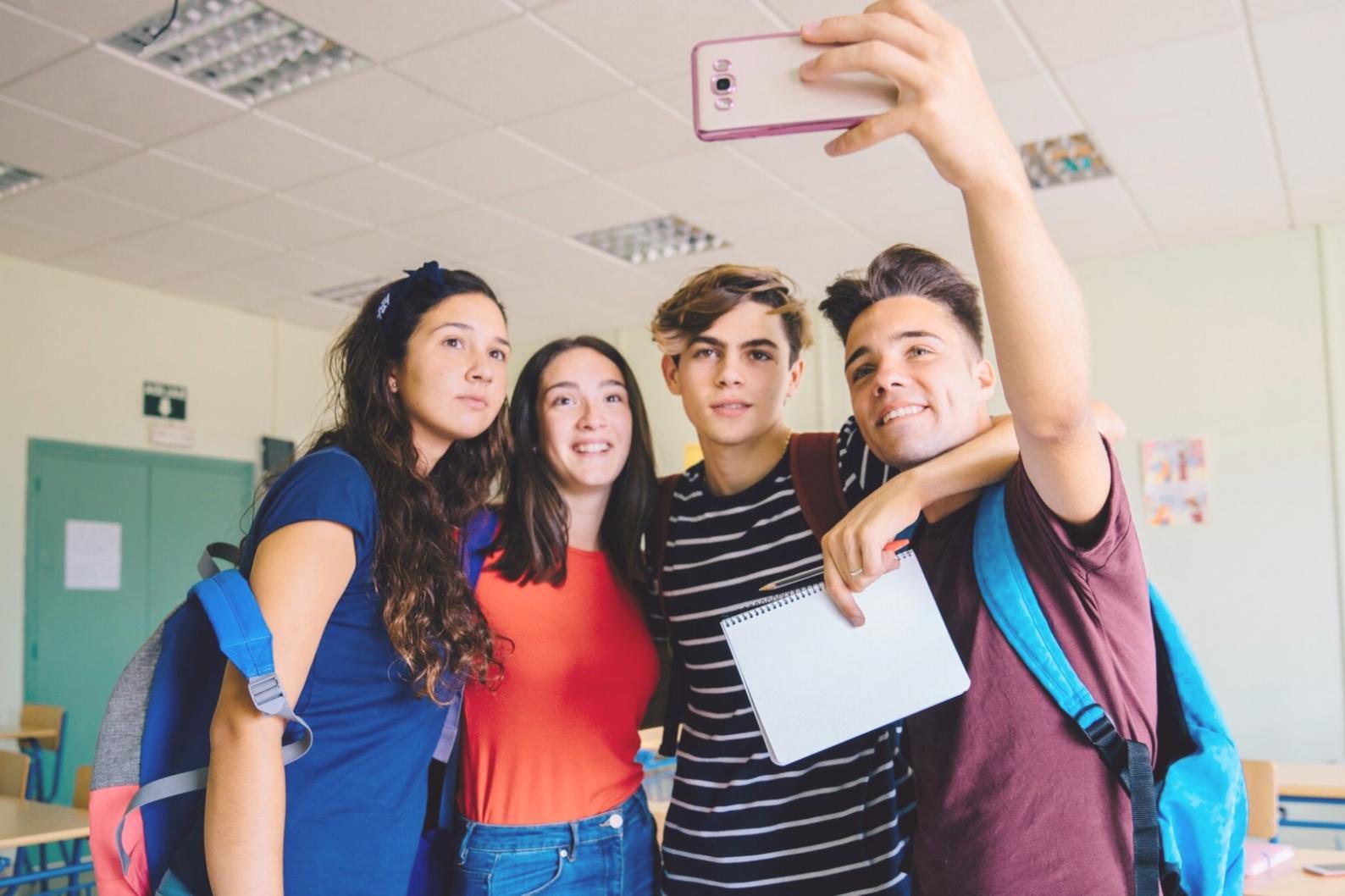 Sesión de trabajo colaborativo analizando informes financieros