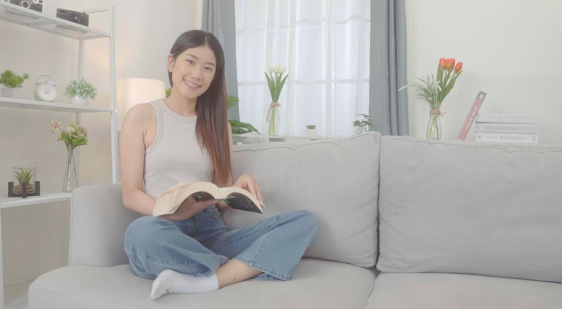 Trabajo en equipo revisando estrategias financieras